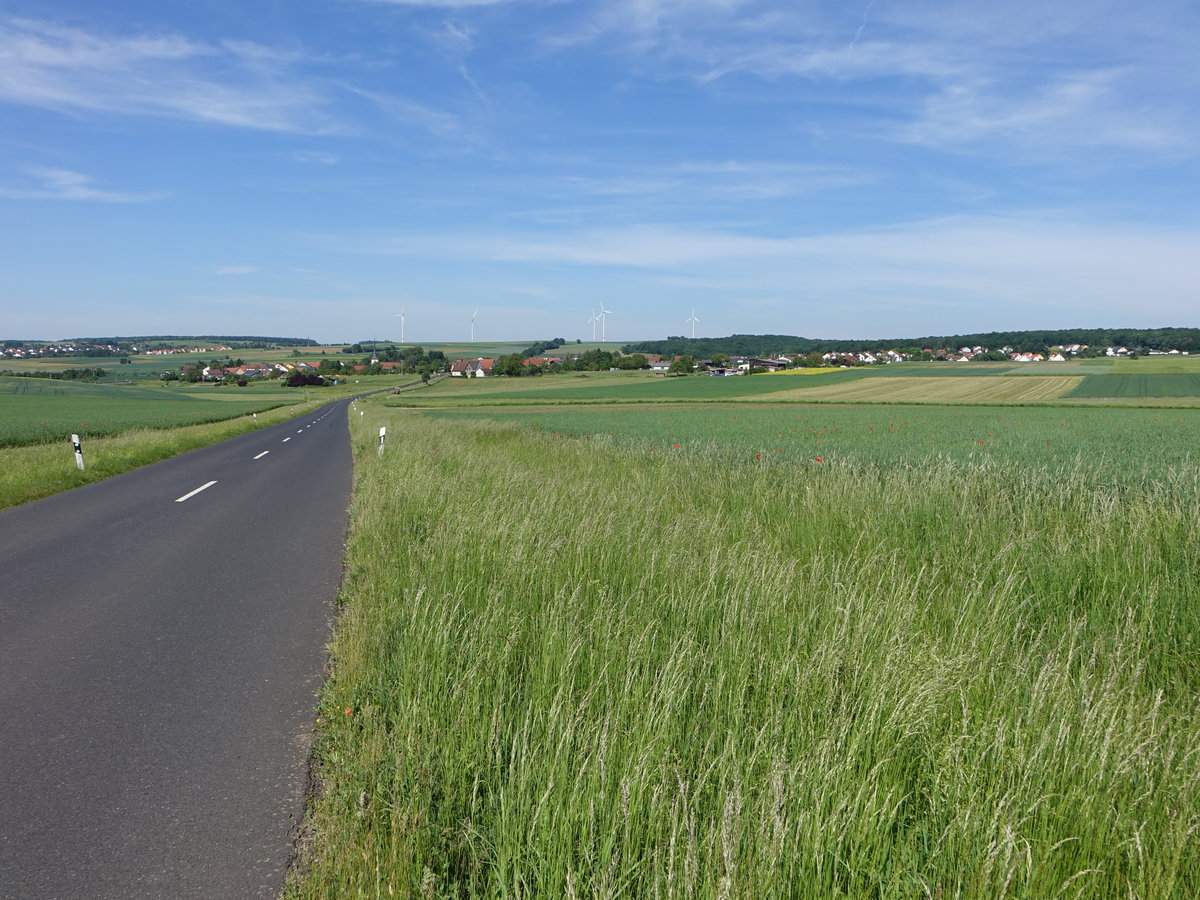 Aussicht auf den Ort Kützberg in der Main-Rhön Region in Unterfranken (28.05.2017)