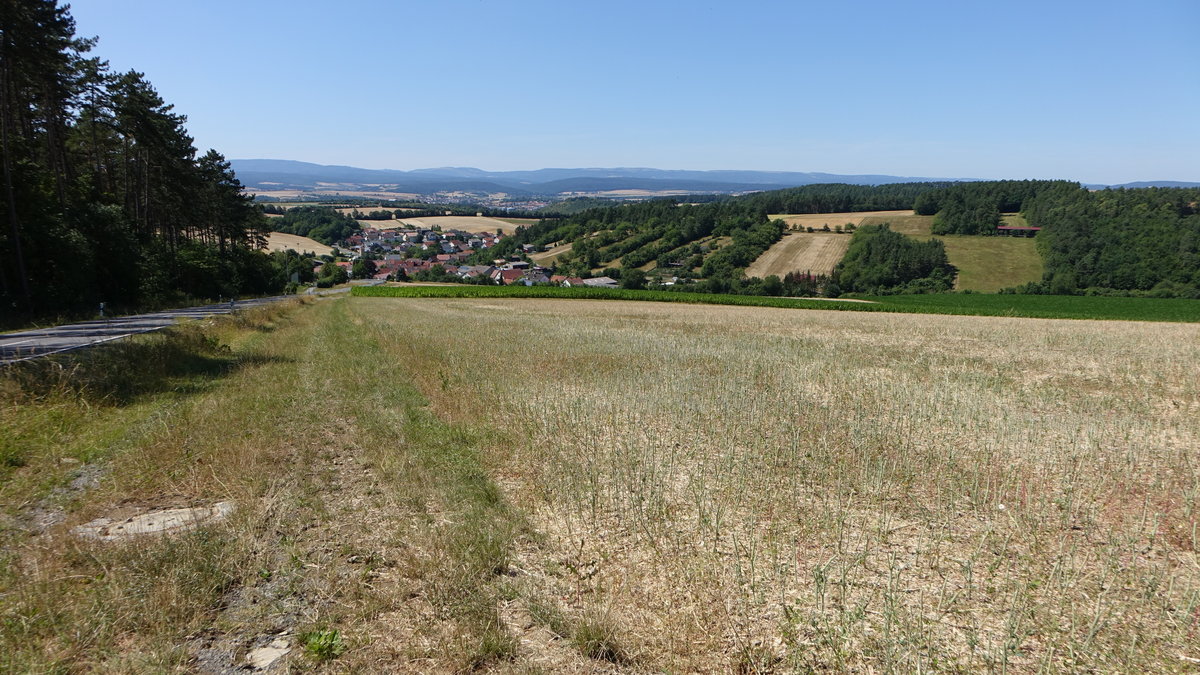 Aussicht auf den Ort Löhrieth in der bayrischen Rhön (07.07.2018)