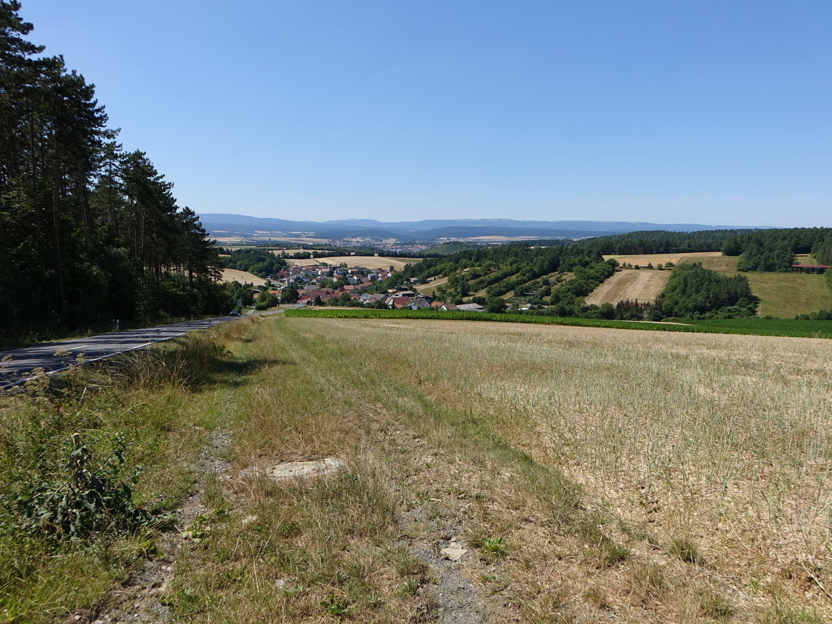 Aussicht auf den Ort Löhrieth, Lkr. Rhön-Grabfeld (07.07.2018)