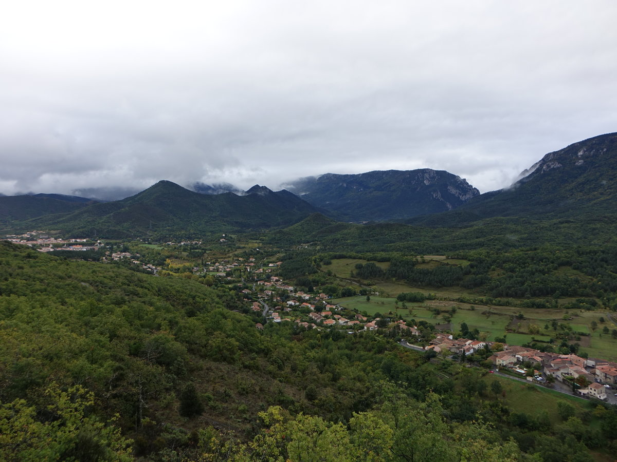 Aussicht auf die Ortschaft Quillan im Arrondissement Limoux (30.09.2017)