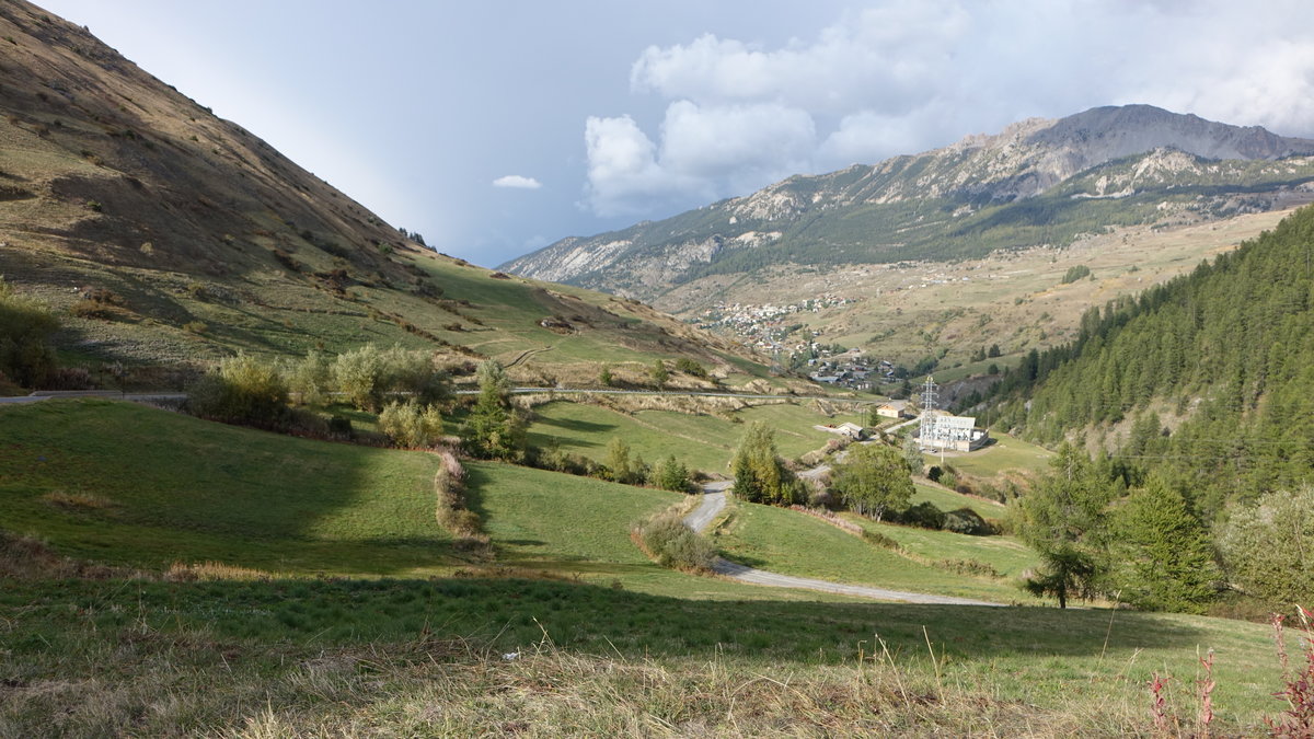 Aussicht auf die Ortschaft Vars vom Pass Col de Vars (23.09.2017)