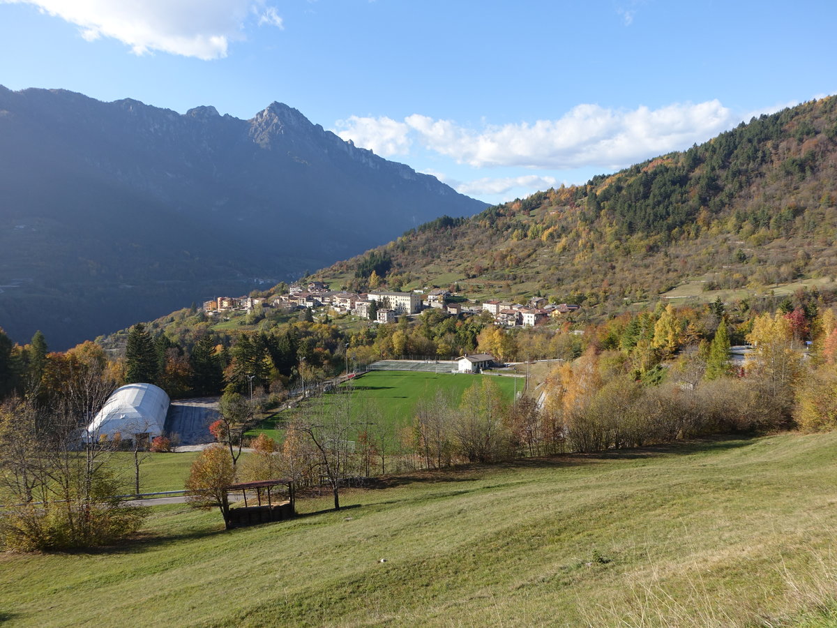 Aussicht auf Roassi, einem Ortsteil der Gemeinde Vallarsa im Etschtal (27.10.2017)