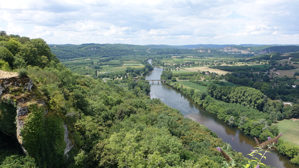 Aussicht auf das Tal der Dordogne von der Aussichtsplattform Belvedere in Domme (22.07.2018)