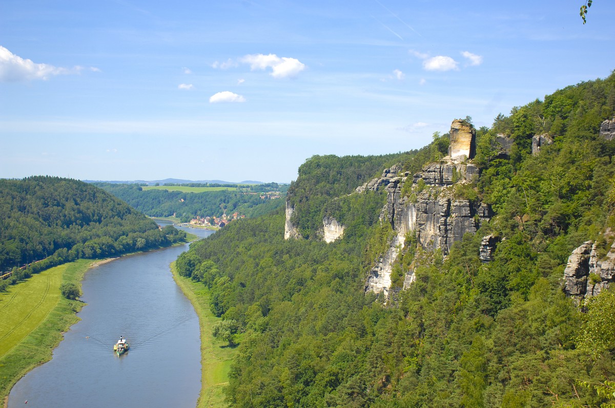 Aussicht vom Bastelgebiet in der Sächsischen Schweiz (Nördlich von Kurort Rathen).

Aufnahmedatum: 7. Juni 2014.