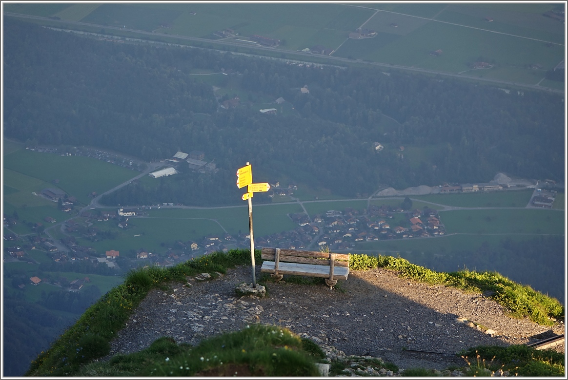 Aussicht vom Brienzer Rothorn (2350 M.ü.M) hinunter ins Tal.
(07.07.2016)