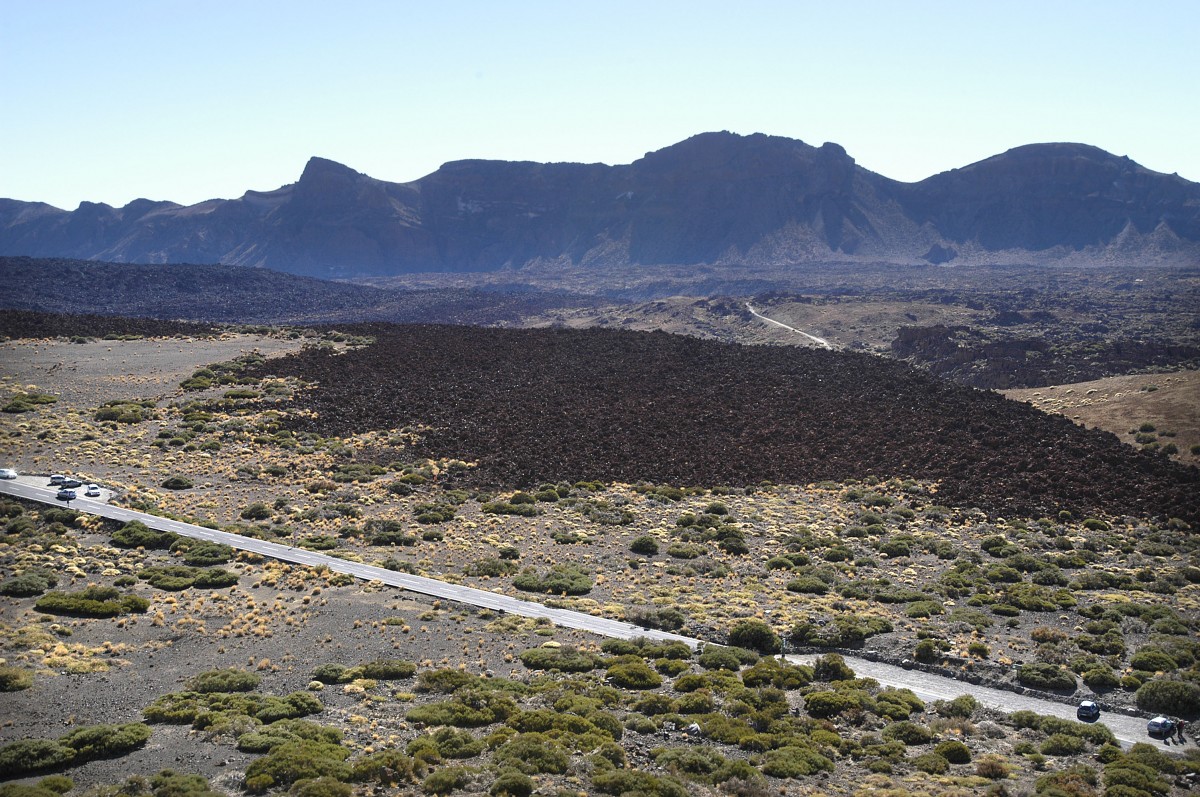 Aussicht vom Carretera del Teide auf die Hauptstraße TF-21 und Morra del Rio bzw. Roque de la Greta im Hintergrund - Teneriffa. Aufnahme: Oktober 2008.