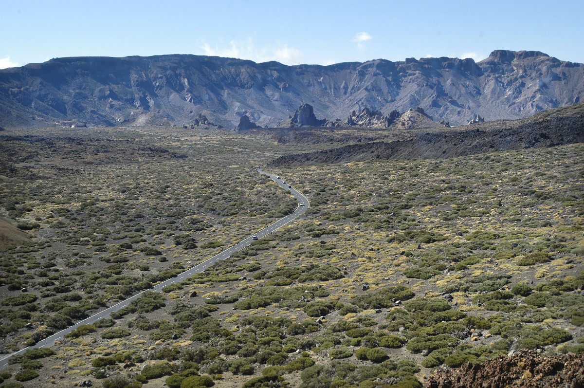 Aussicht vom Carretera del Teide auf die Hauptstraße TF-21 - Teneriffa. Aufnahme: Oktober 2008.