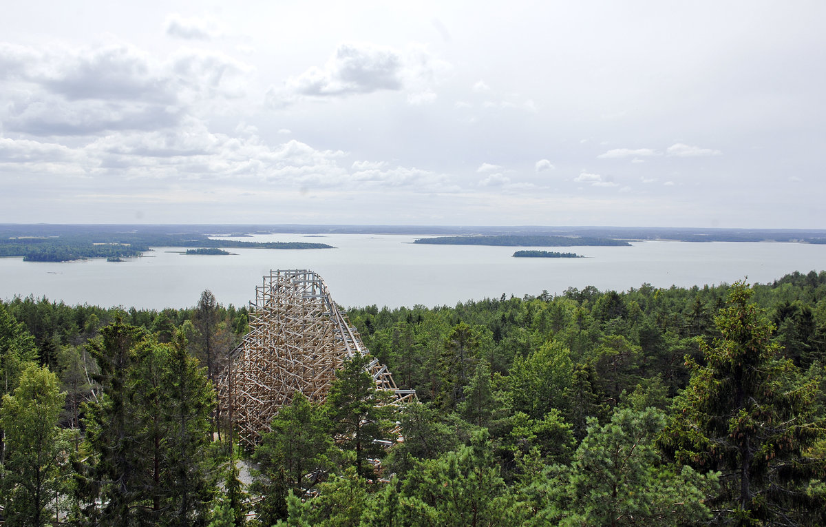 Aussicht vom Gondel im Tierpark Kolmården nördlich von Norrköping. Im Hintergrund sieht man die Wiek Bråviken. Aufnahme: 22. Juli 2017.