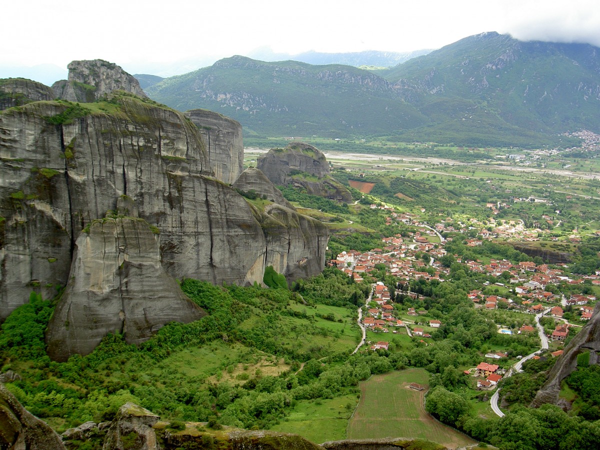 Aussicht vom Great Meteora Kloster auf Kalambaka, im Hintergrund das Pindos Gebirge (04.05.2014)