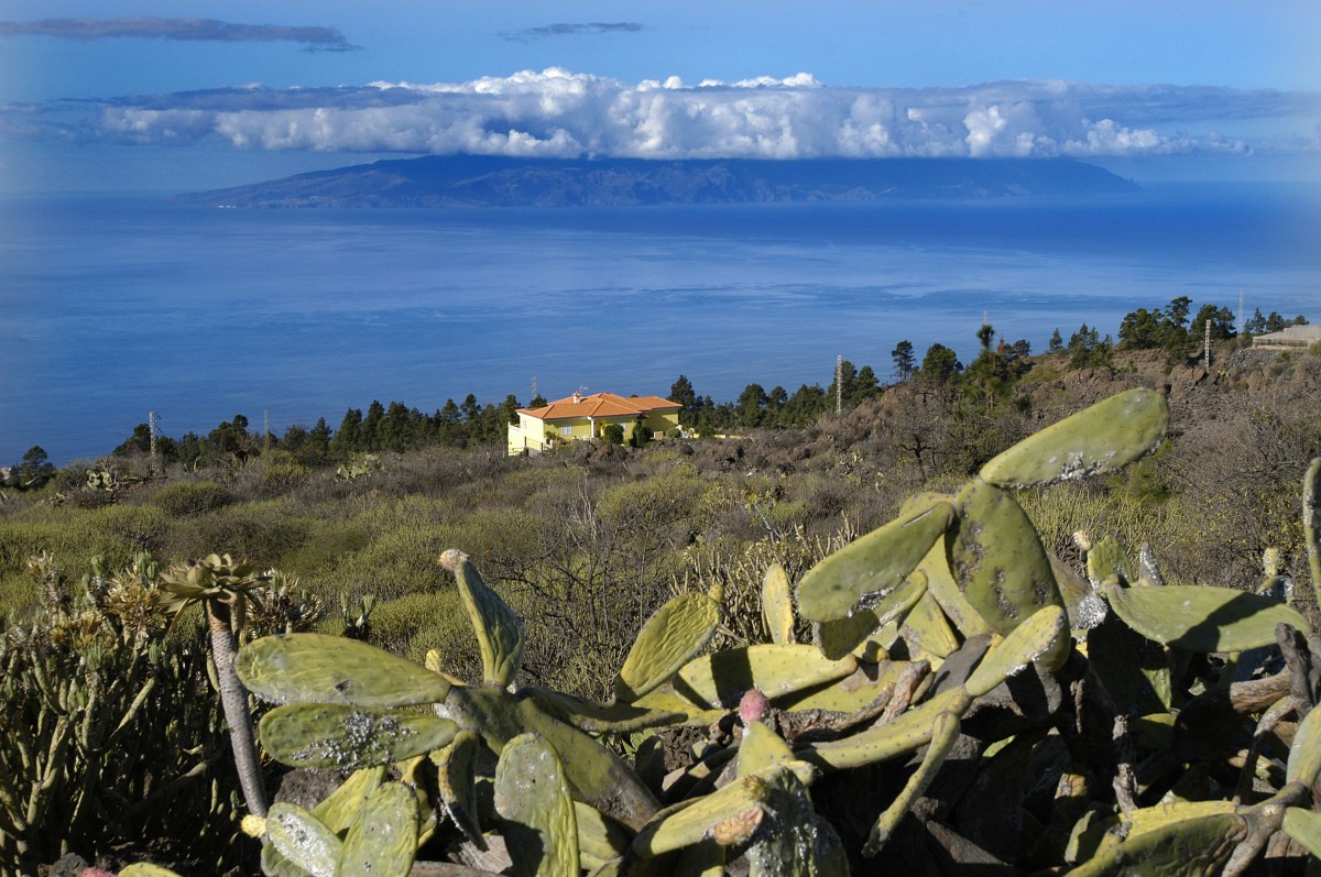 Aussicht von der Hauptstraße TF-82 in der Nähe von Tamaimo. Im Hintergrund die Insel Canarias. Aufnahme: Oktober 2008.