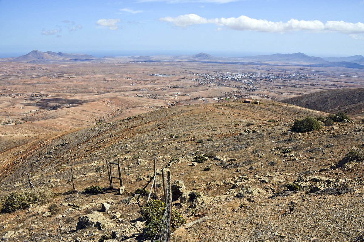 Aussicht in nördlicher Richtung von Mirador Cordales de Guide auf der Insel Fuerteventura in Spanien. Aufnahme: 18. Oktober 2017.