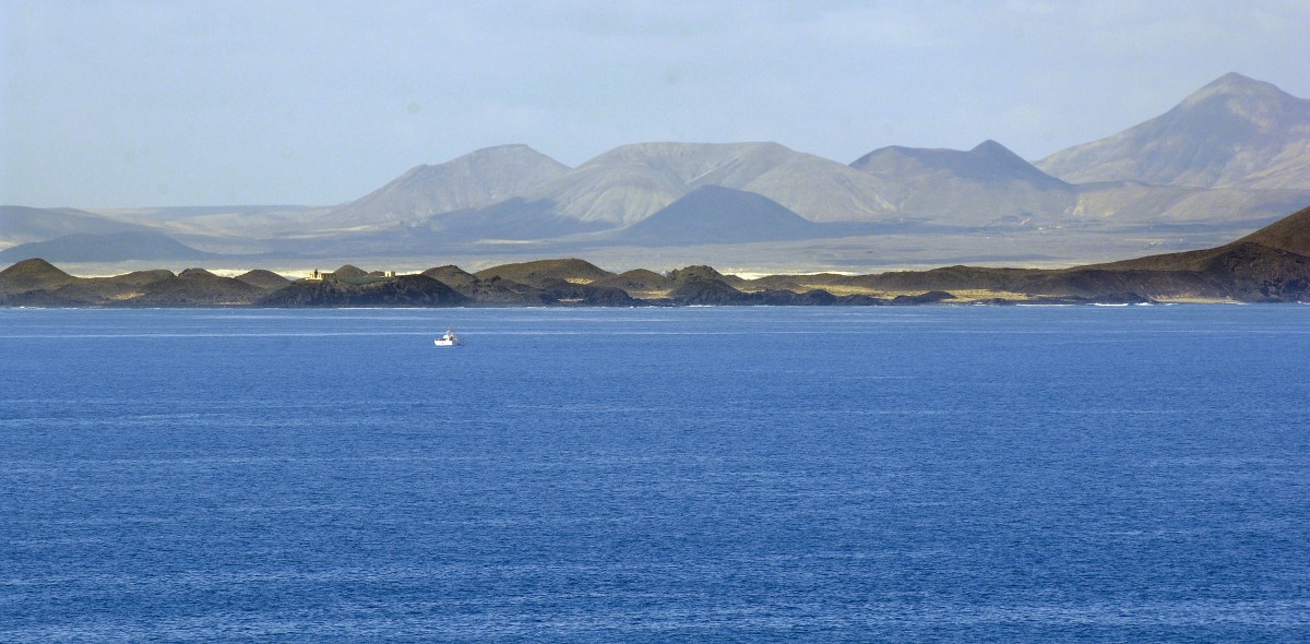 Aussicht von Punta del Papagayo (Lanzarote) auf Fuerteventura. Aufnahme: April 2011.