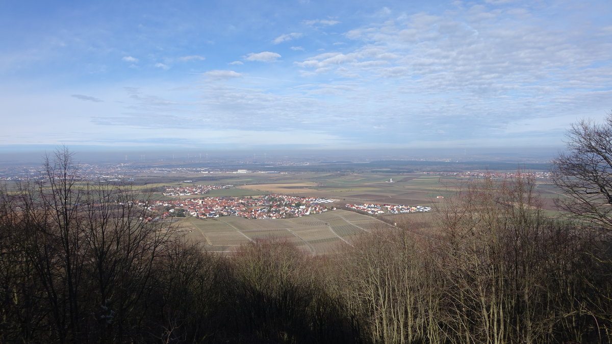 Aussicht vom Schwanberg auf die Ortschaft Rödelsee, Lkr. Kitzingen (11.03.2018)