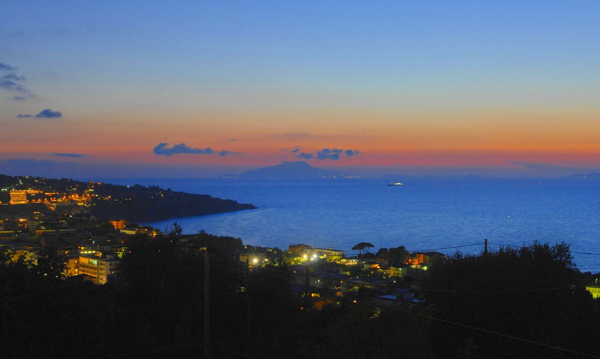 Aussicht von Sorrent Richtung Capri. Aufnahmedatum: 3. August 2011.