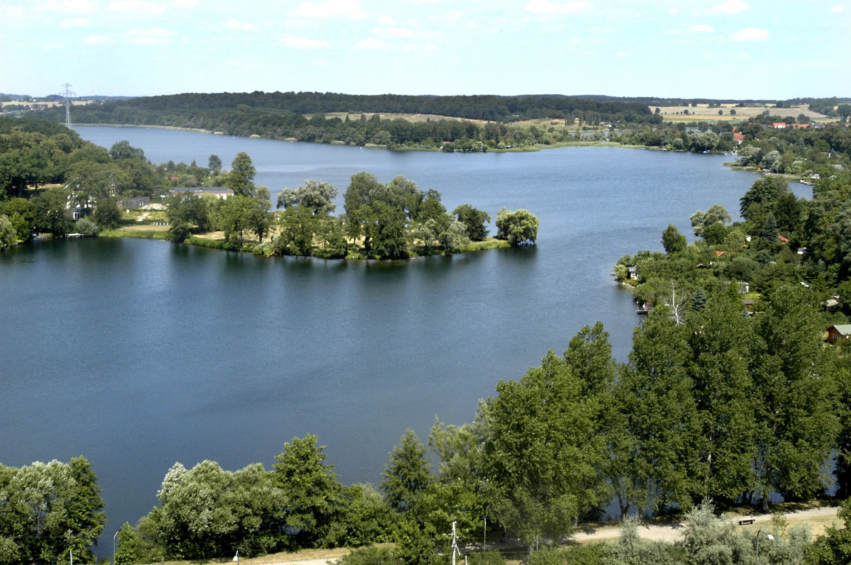 Aussicht von der St. Marienkirche (Waren/Müritz)  über der Tiefwarensee. Aufnahme: Juli 2006.