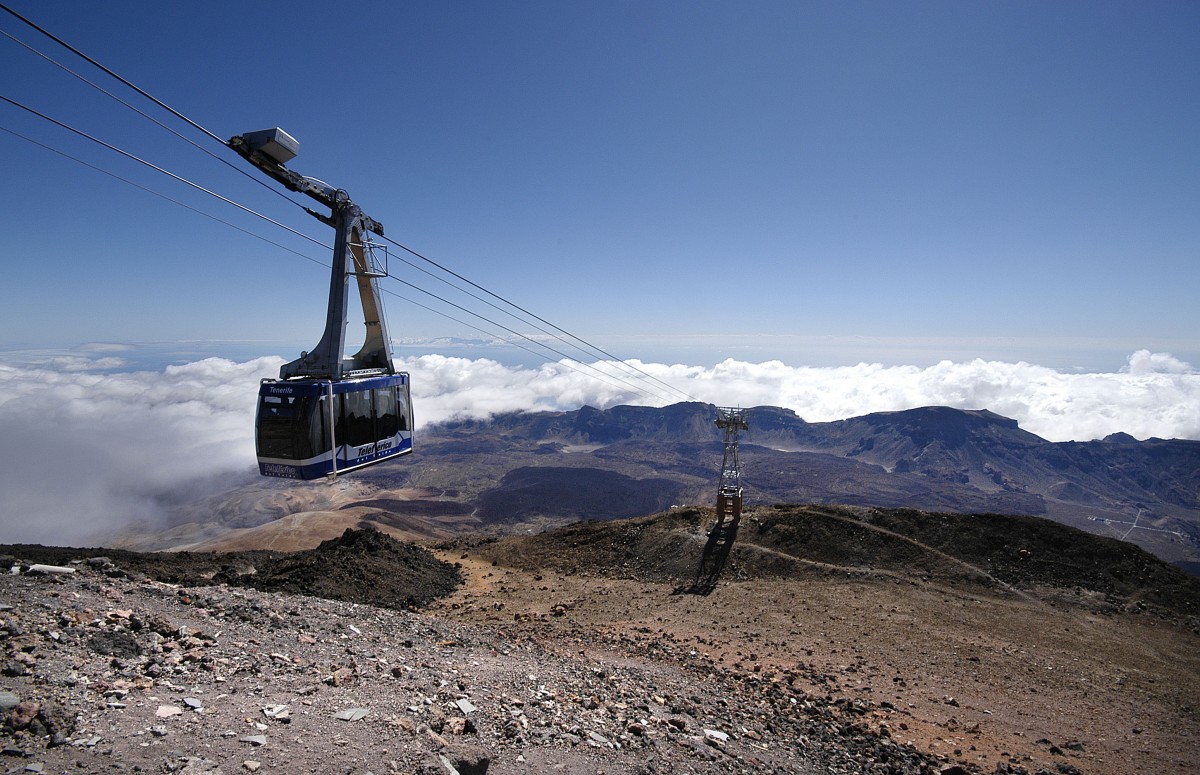 Aussicht vom Teide-Krater in nord-westlicher Richtung. Im Vordergrund sehen Sie die Teile Seilbahn. Aufnahme: Oktober 2008.