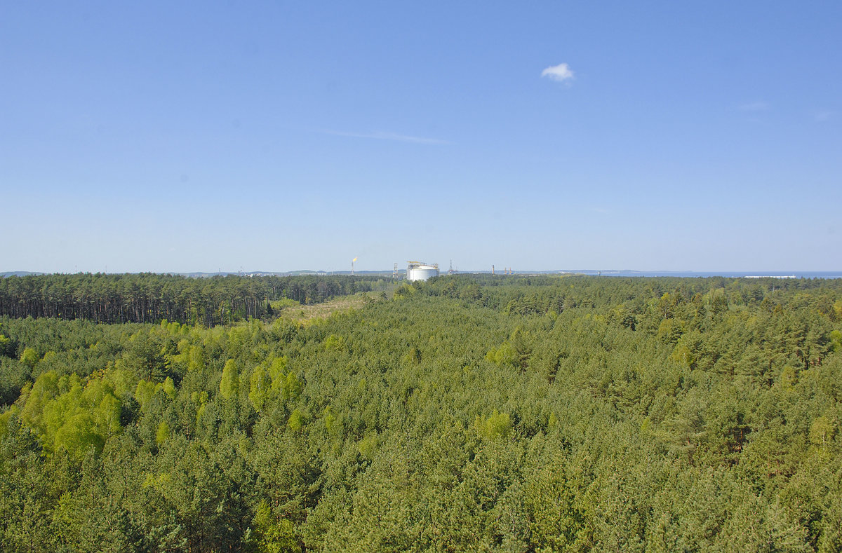 Aussicht in westlicher Richtung vom Hochbunker »Goeben« auf der Insel Wollin. Im Hintergrund der Gashafen von Świnoujście Swinemünde). Aufnahme: 7. Mai 2016.