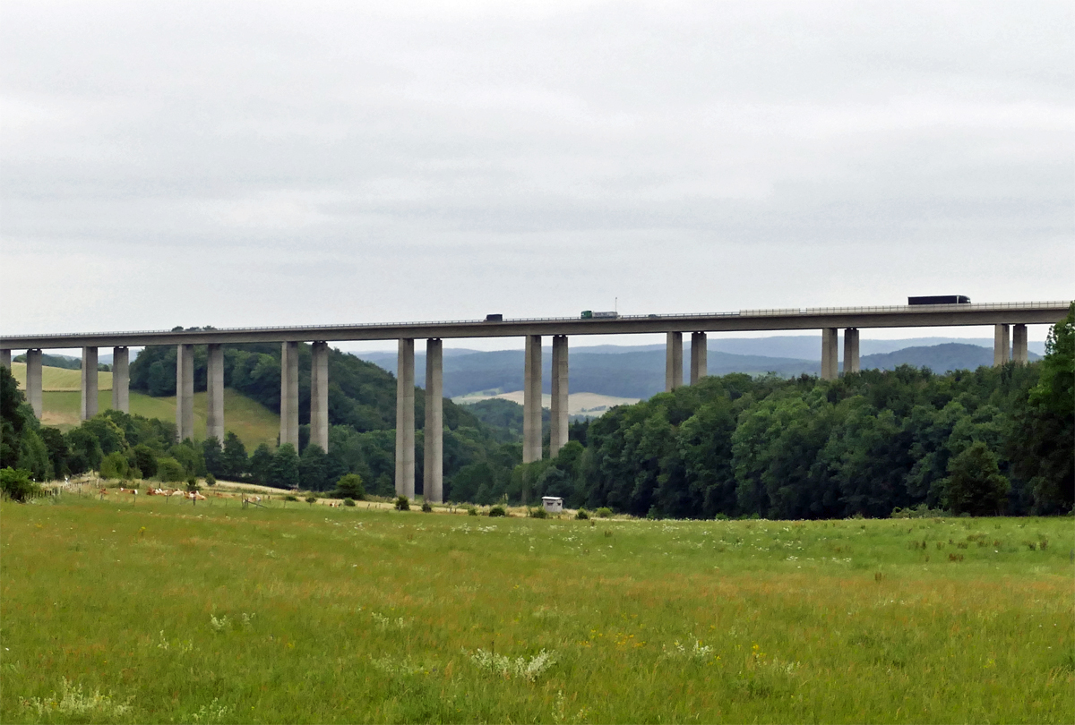 Autobahnbrücke der A1 bei Zingsheim in der Eifel. Paßt sich gut der Landschaft an, für manche allerdings auch eine  Verschandelung  der Natur. 15.07.2019