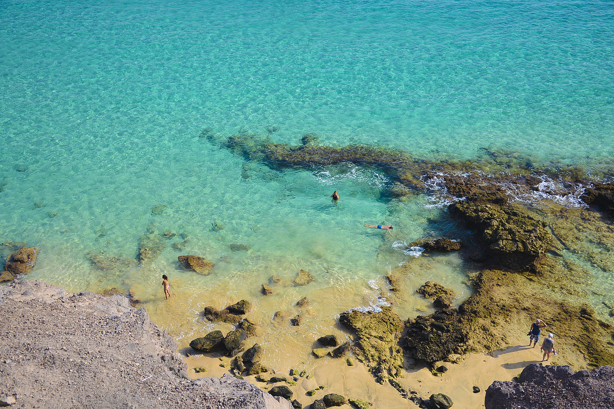 Azurblaues Wasser an der Felsenküste vor Morro Jable auf der Insel Fuerteventura in Spanien. Aufnahme: 17. Oktober 2017.