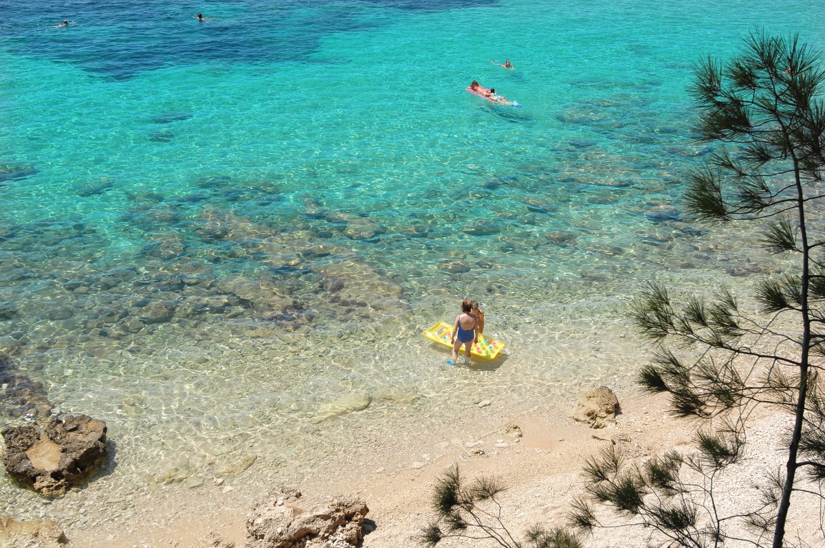 Azurblaues Wasser an der Südküste der kroatischen Insel Brač. Aufnahme: Juli 2009.