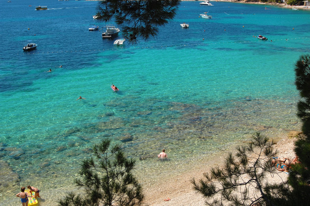 Azurblaues Wasser an der Südküste der kroatischen Insel Brač. Aufnahme: Juli 2009.