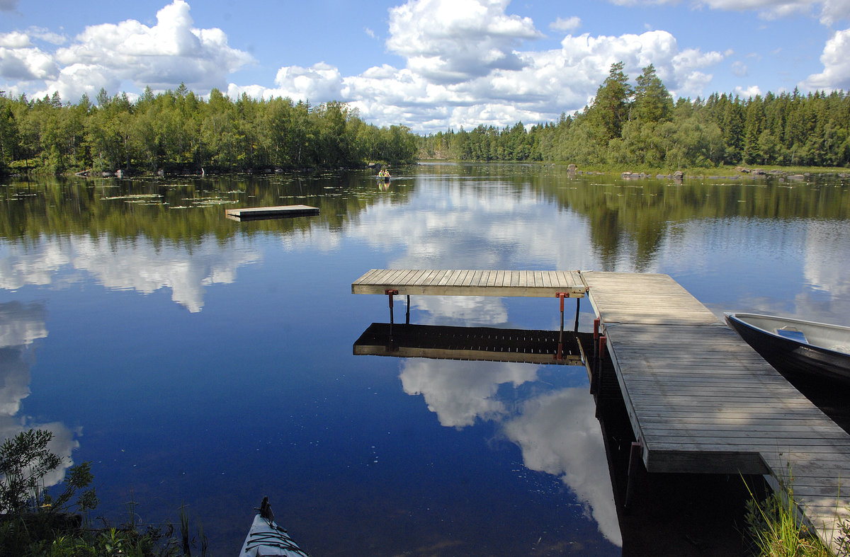 Bade- und Bootsbrücke am Ödevatten in Småland. Die Seen in Schweden sind durch ihre sehr gute Wasserqualität und durch die herrlichen Baumbestände um die Seen herum bei Schweden-Fans sehr beliebt. 
Aufnahme: 18. Juli 2017.