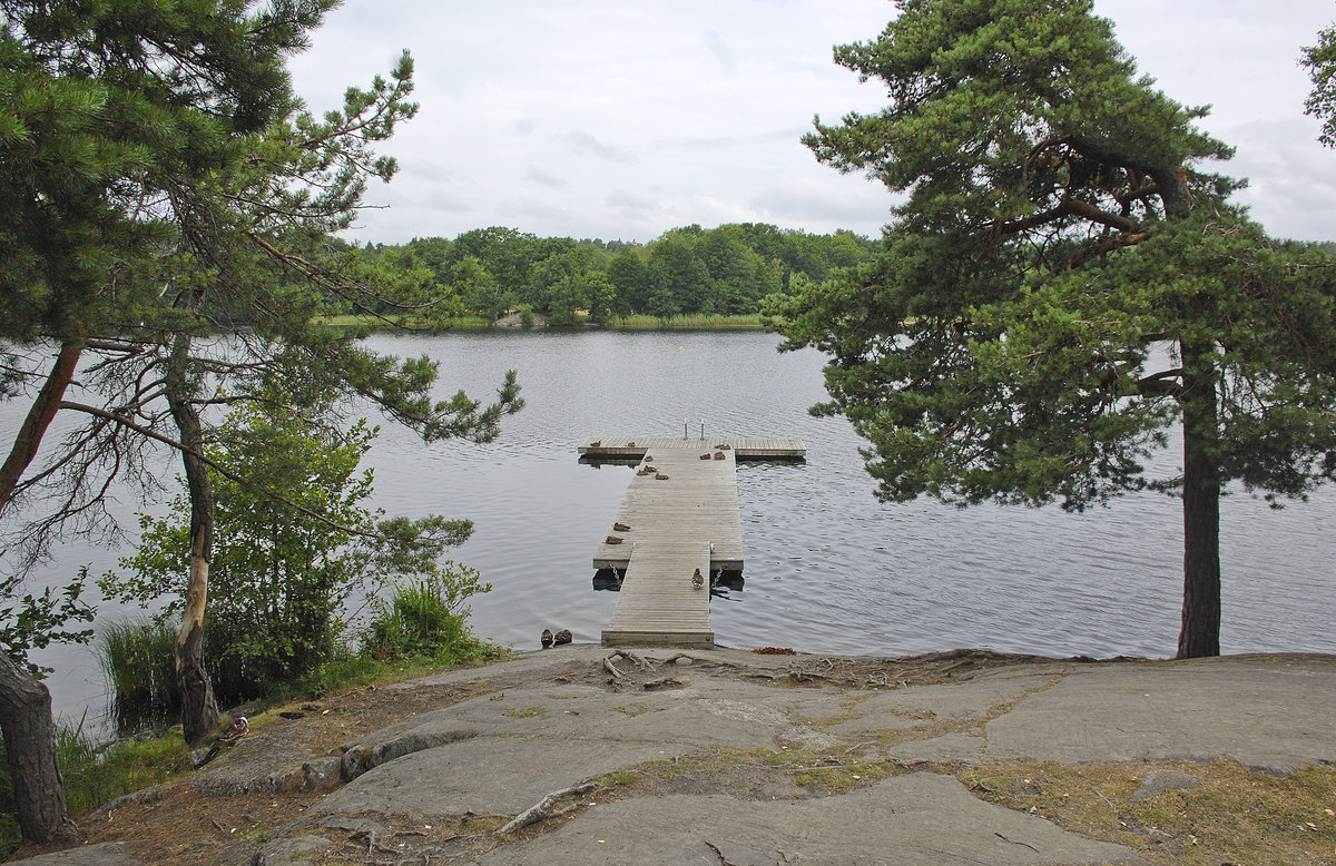 Badebrücke am Källtorpsjön im Stockholmer Naturschutzgebiet Nackareservatet. Mehr als 96.000 Seen machen Schweden zu einem der wasserreichsten Länder 
Aufnahme: 26. July 2017.