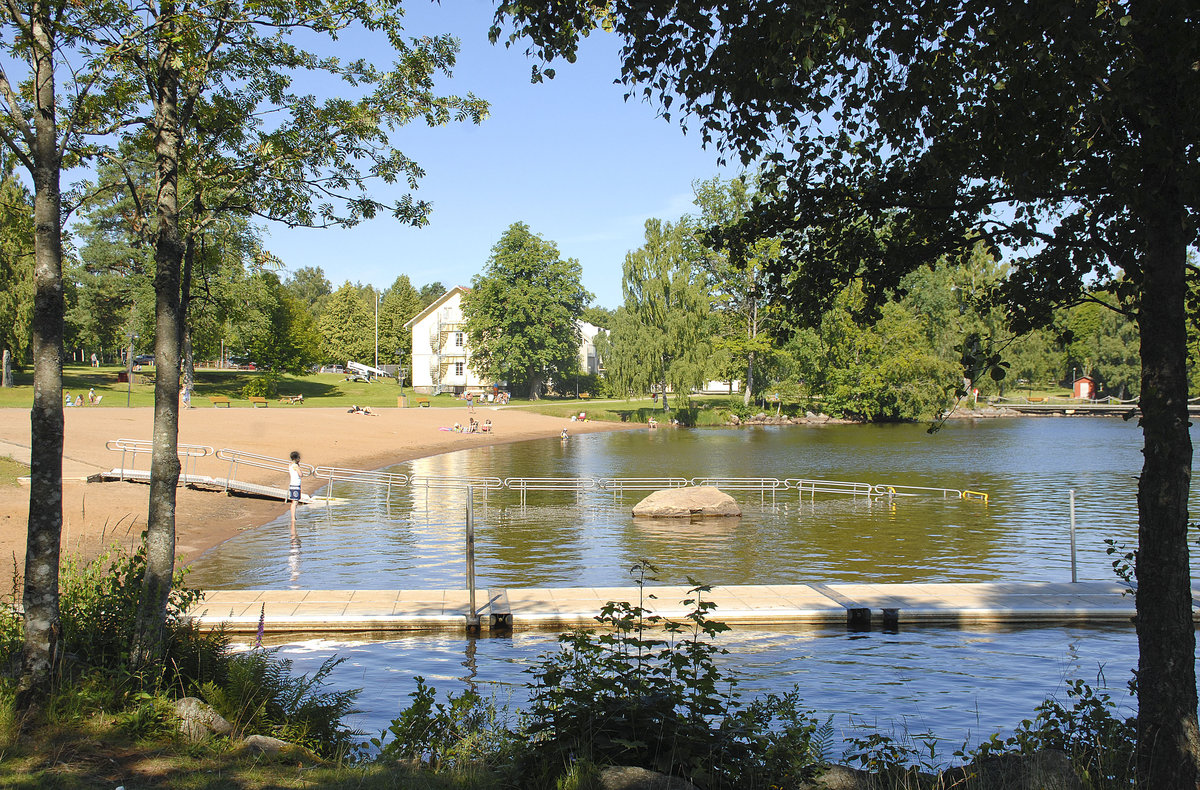 Badebrücke am Strand »Evedalsbadet« in Växjö. Die Stadt liegt in der historischen Provinz Småland und ist die Hauptstadt der Provinz Kronobergs län. Växjö liegt am Schnittpunkt zweier Seen - auf dem Bild ist der Helgasjön zu sehen. Aufnahme: 18. Juli 2017.