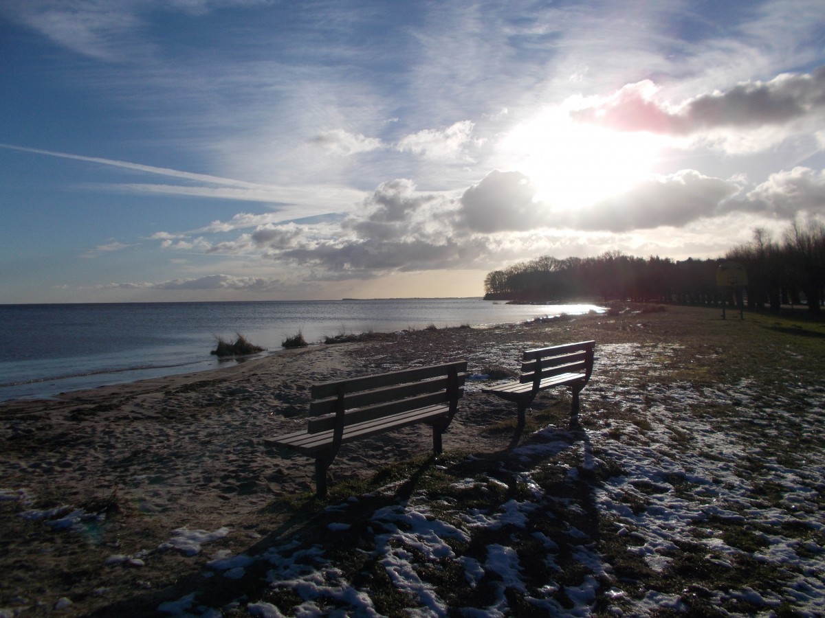 Bänke am Strand zwischen Wreechen und Neuendorf am 08.Februar 2015.