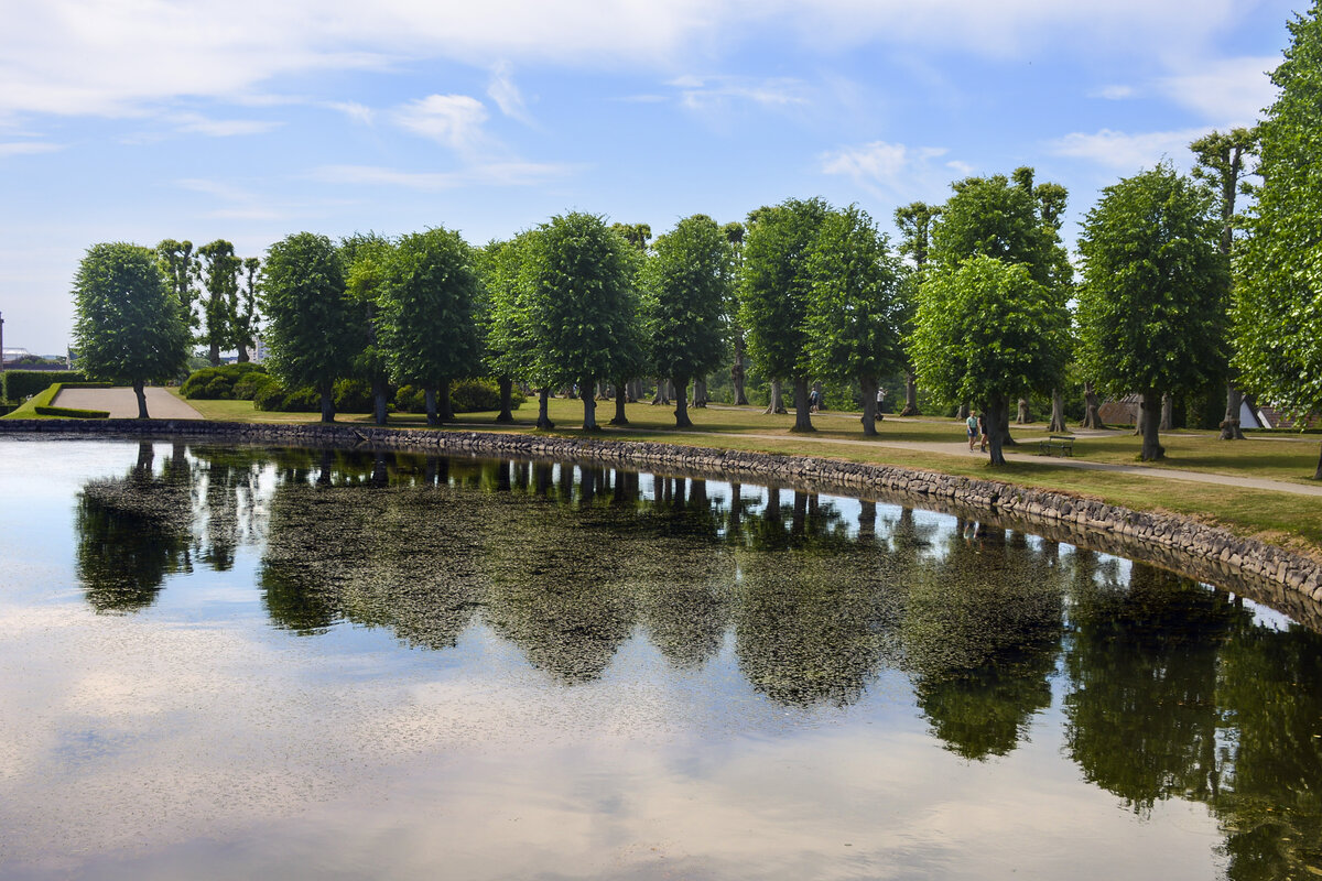 Bäume am Rundedam (»Der runde Teich«) im Schloßpark von Frederiksborg in Hillerød. Aufnahme: 24. Juni 2023.