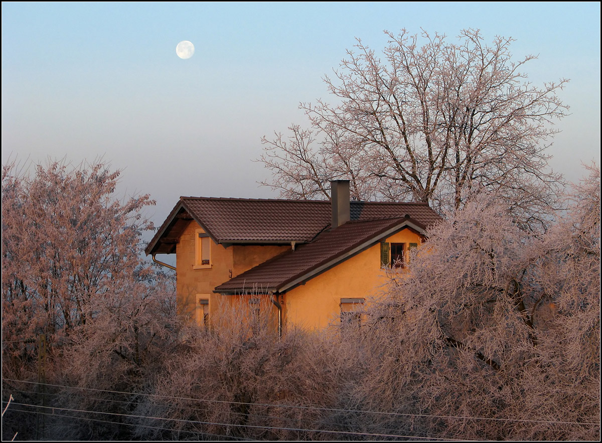 Bahnwärterhäuschen mit Mond bei Raureif -

Am Ortsrand von Kernen-Rommelshausen.

25.12.2007 (J)