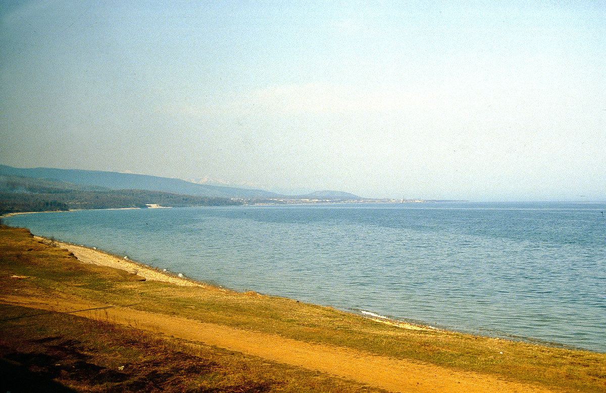 Baikalsee in Oblast Irkutsk von der Transsibirischen Eisenbahn aus gesehen. Bild vom Dia. Aufnahme: Juni 1989.