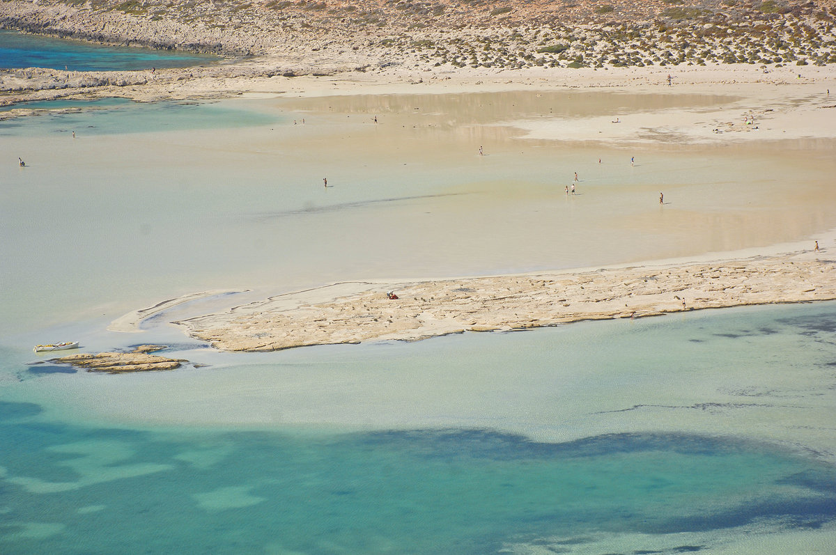 Balos bildet eine Lagune zwischen Gramvousa und dem westlich anschließenden Kap Tigani mit einer nördlichen Verbindung zum offenen Meer. Die etwa einen Kilometer lange und 700 Meter breite Halbinsel des Kap Tigani, die auf eine Höhe von 117 Metern ansteigt, ist bei Balos nur durch eine flache, etwa 50 Meter breite Landbrücke mit dem Festland verbunden. Aufnahme: 20. Oktober 2016.