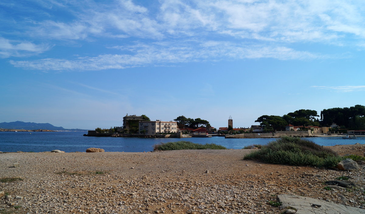 Bandol in Südfrankreich (Region PACA): Blick vom öffentlichen Strand in Richtung Île de Bendor, die sich 300 Meter von der Küste entfernt befindet. 10.09.2018.