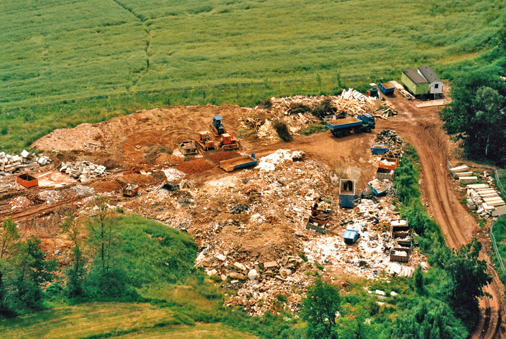 Bauschutt-Müllhalde bei Chemnitz - Luftaufnahme Sommer 1993