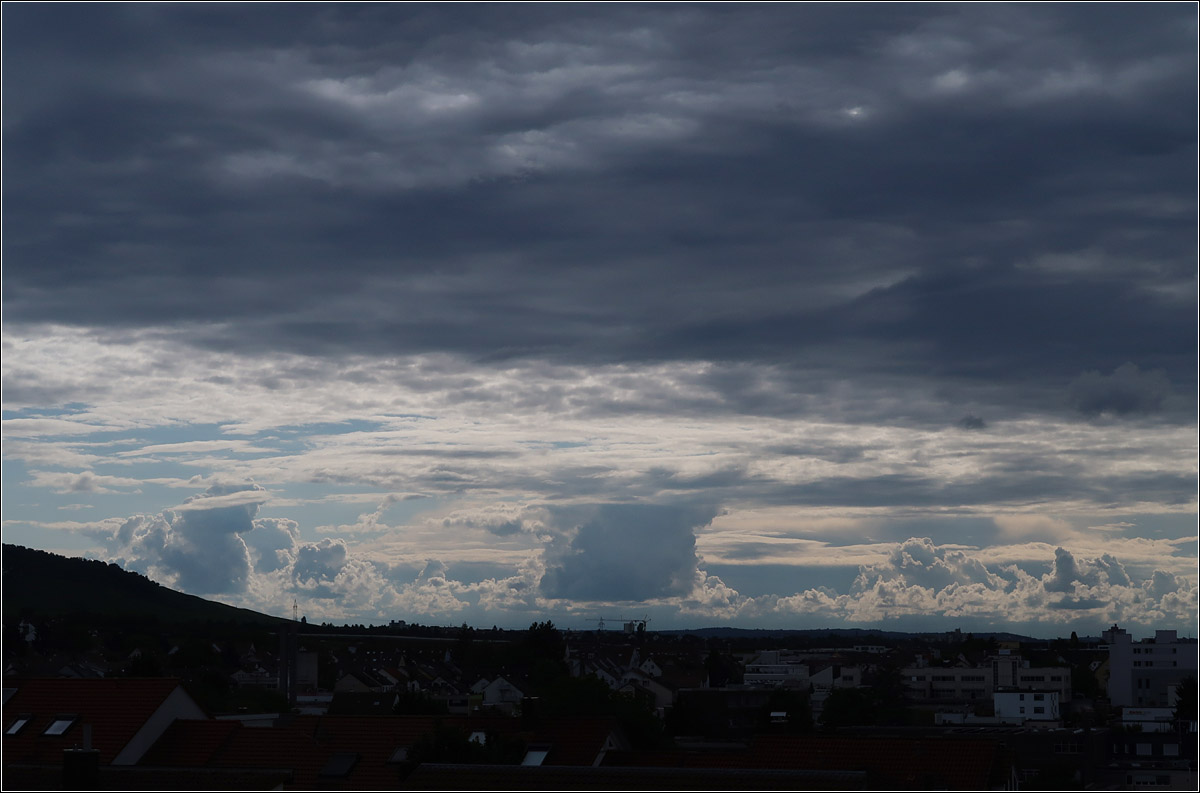 Beeindruckende Wolken -

Der 02. August 2021 hatte unglaublich spannende Wolkenbilder im Gepäck. Da braucht man nicht vereisen, die Schönheit kommt direkt nach Haus, völlig umsonst.

Rommelshausen (M)