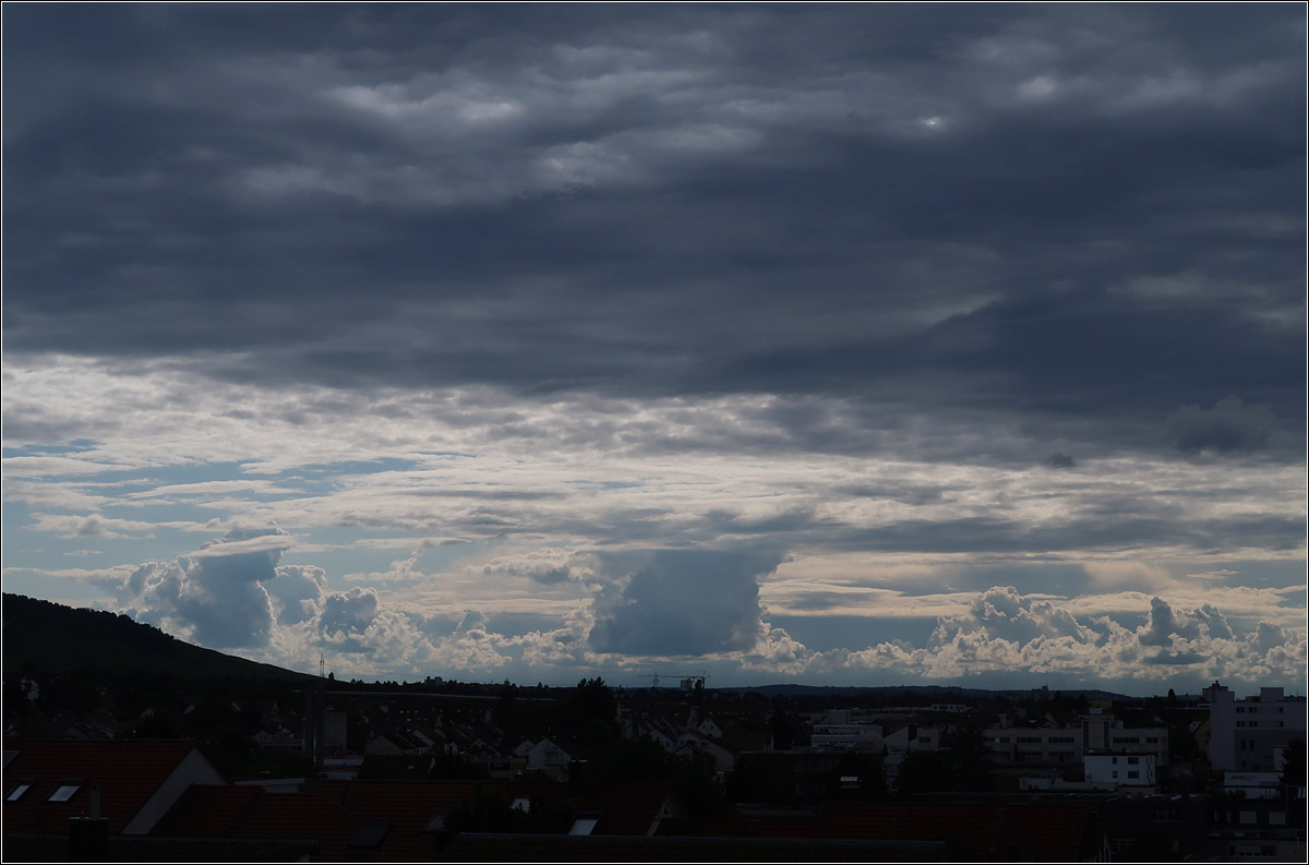 Beeindruckende Wolken -

Der 02. August 2021 hatte unglaublich spannende Wolkenbilder im Gepäck. Da braucht man nicht vereisen, die Schönheit kommt direkt nach Haus, völlig umsonst.

Rommelshausen (M)