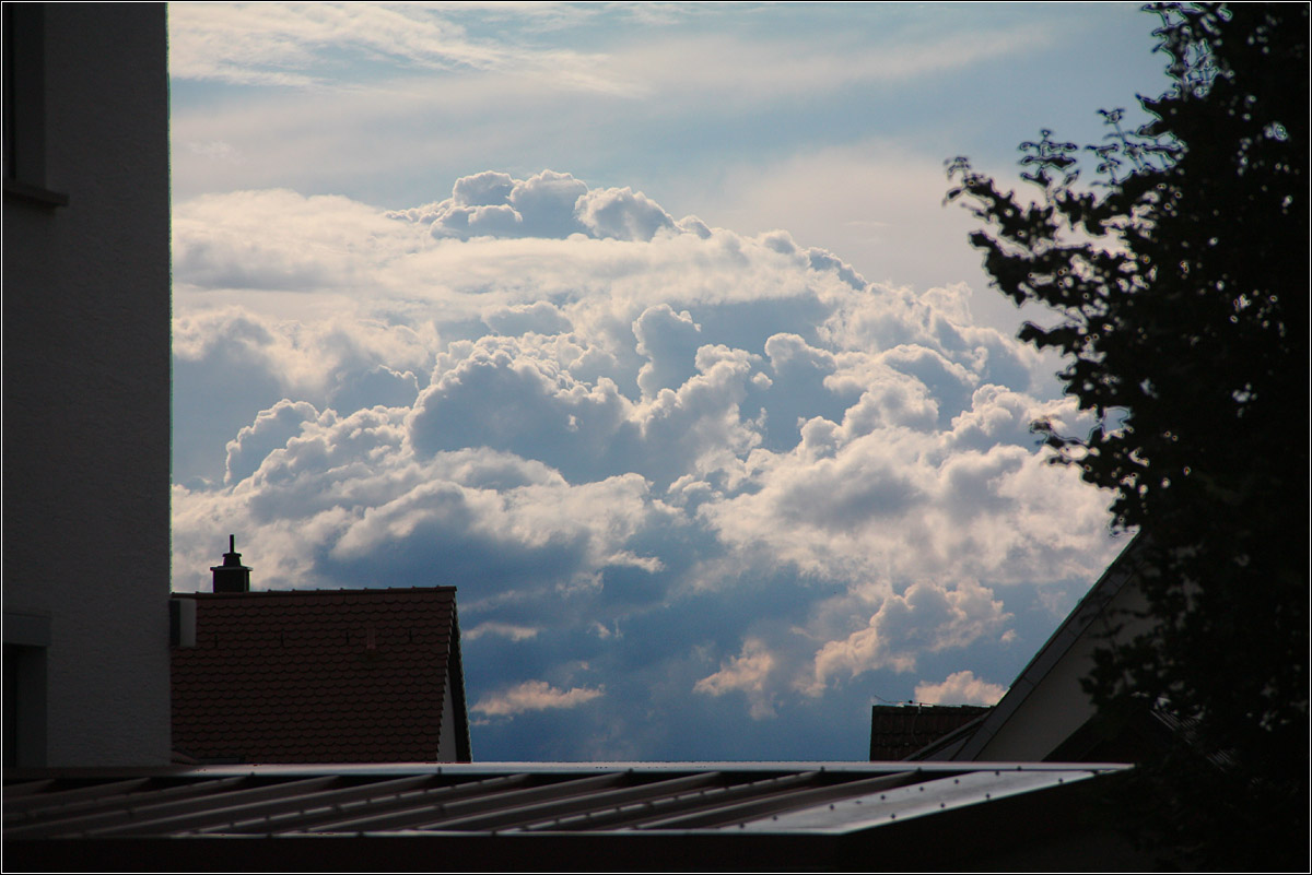 Beeindruckende Wolken gab es an diesem Tag zu sehen -

Das war nur eine kleine Auswahl. Alle zu zeigen würde den Rahmen etwas sprengen.

Rommelshausen, 02.08.2021 (M)