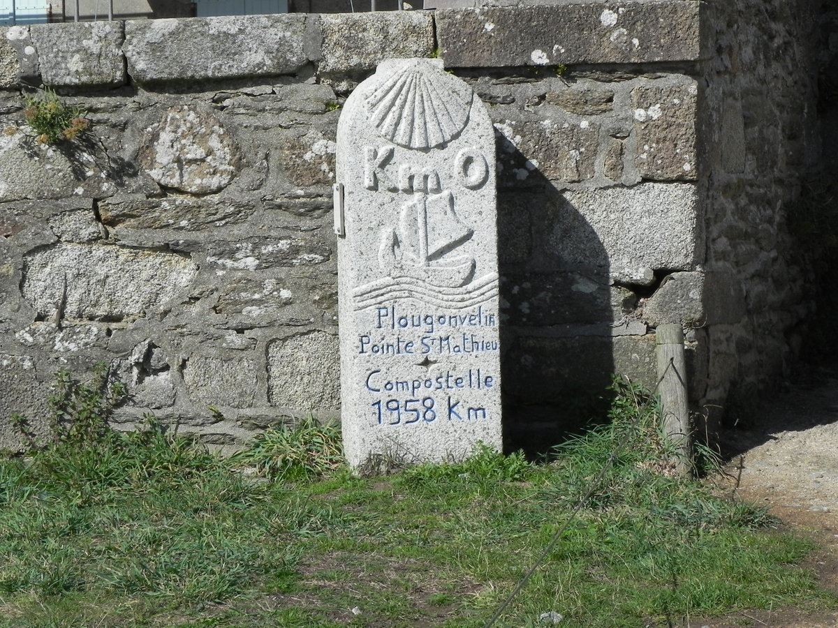 Beginn des Jakobsweges nach Santiago de Compostella. Steinsäule in Plougonvelin im Département Finistère am 01.10.2016