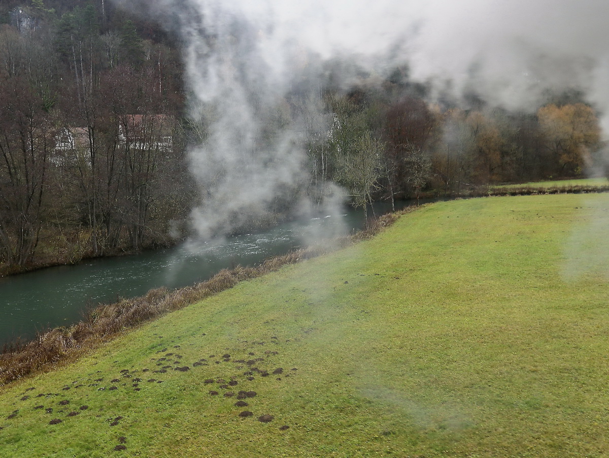 Behringersmühle am 29. November 2019, Blick auf den Wiesent bei Regen. 