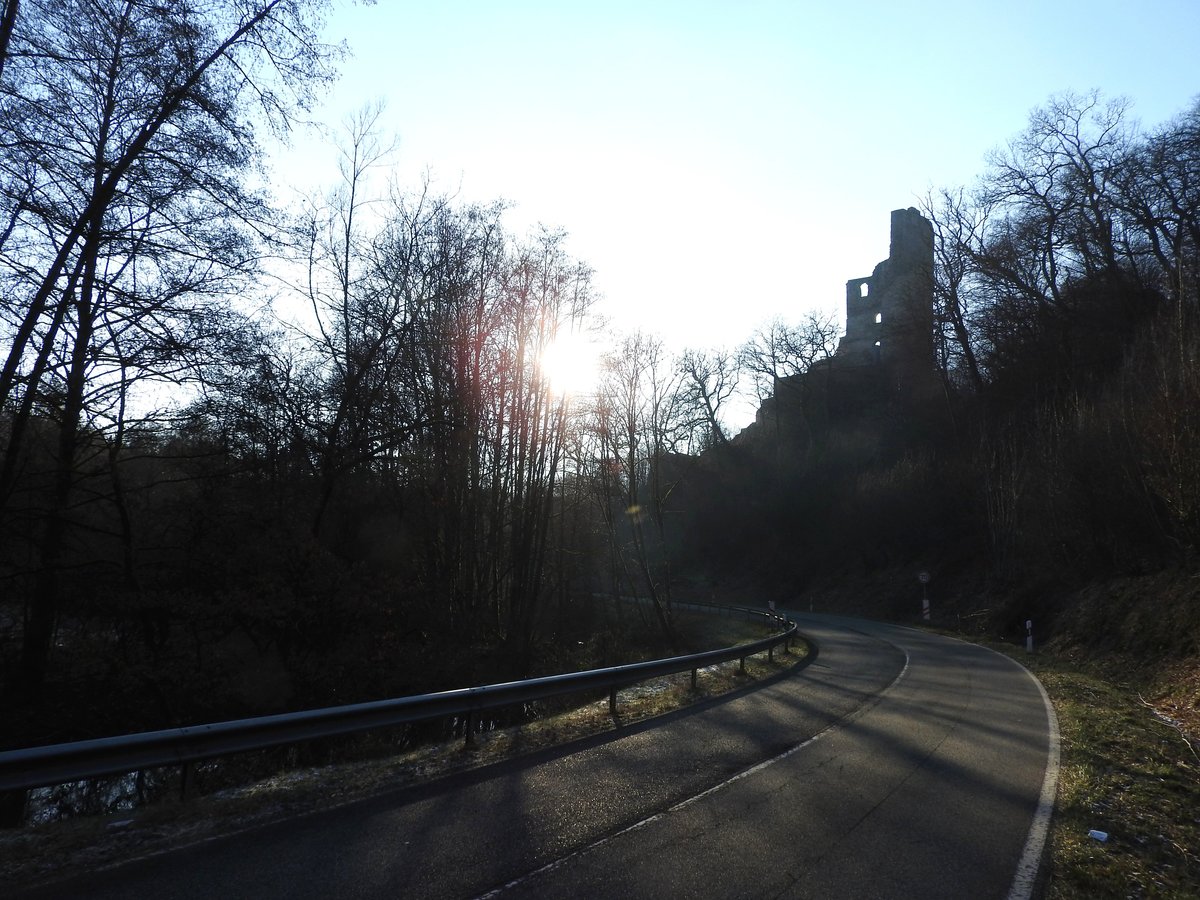 BEI DER BURGRUINE REICHENSTEIN/PUDERBACH-WESTERWALD
Im wildromantischen HOLZBACHTAL bei PUDERBACH/WESTERWALD liegt Ruine
REICHENSTEIN,als Burg um 1300/30 erbaut,1510/20 zerstört und ab 1965
restauriert...am 21.1.2019