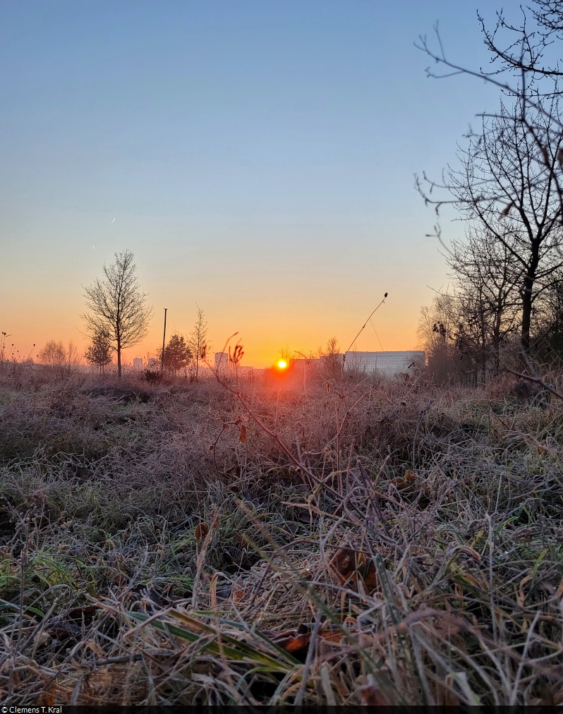 Bei Frost und klarem Himmel erhebt sich zwischen den Stadtteilen Heide-Süd und Neustadt in Halle (Saale) langsam die Sonne.

🕓 5.12.2024 | 8:12 Uhr
