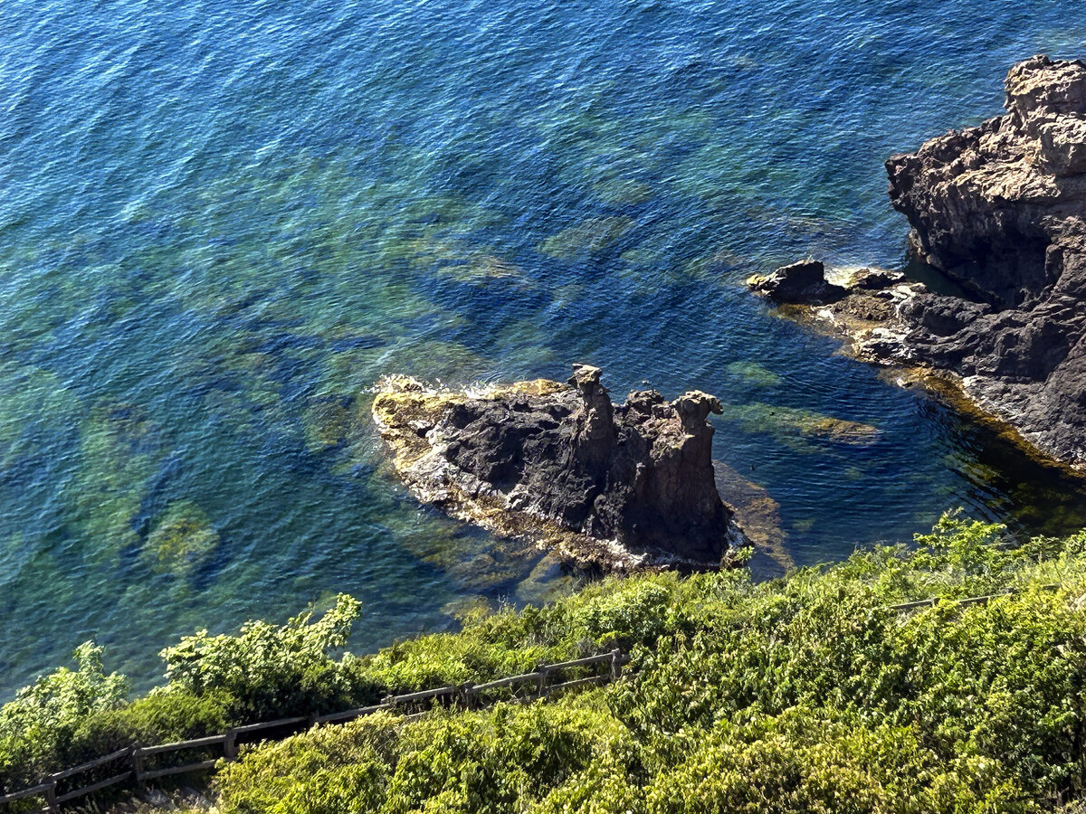 Bei den Löwen- und Kamelköpfen handelt es sich um tierähnliche Klippenformationen am Fuße der steilen Klippen bei Hammershus. Die Kamelköpfe liegen auf einer kleinen Insel und sind von der Ruine aus zu sehen. Die Löwenköpfe liegen nördlich und sind am besten von der Küste aus sichtbar.
Aufnahme: 16. Juni 2023.