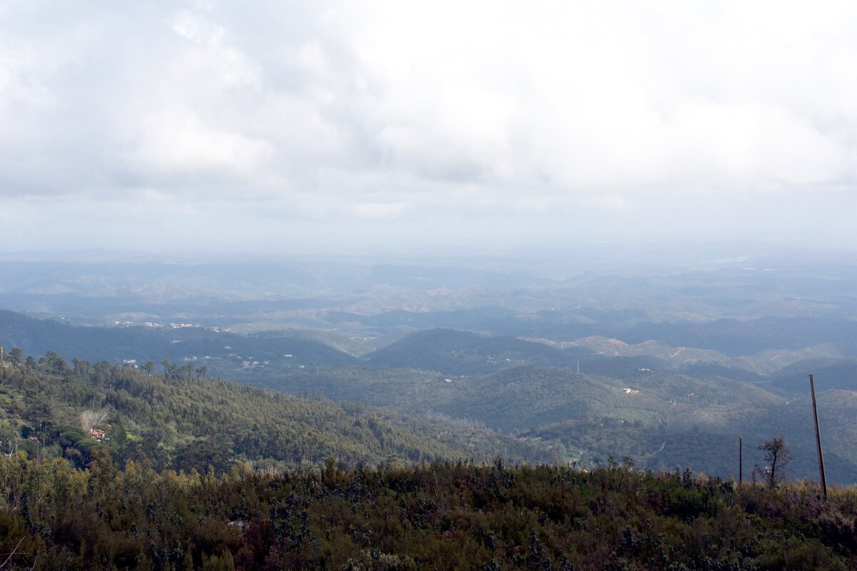 bei MONCHIQUE, 21.03.2022, Blick vom Foía ein Stückchen unterhalb der Bergspitze mit Blick in Richtung Süden zur Küste; heute allerdings sehr bewölkt