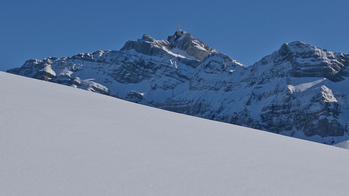 Bei der Schneeschuhwanderung auf den 1520 m hohen Spicher (AR) Blick auf das Alpsteinmassiv mit dem 2502 m hohen Säntis (12.02.2022)