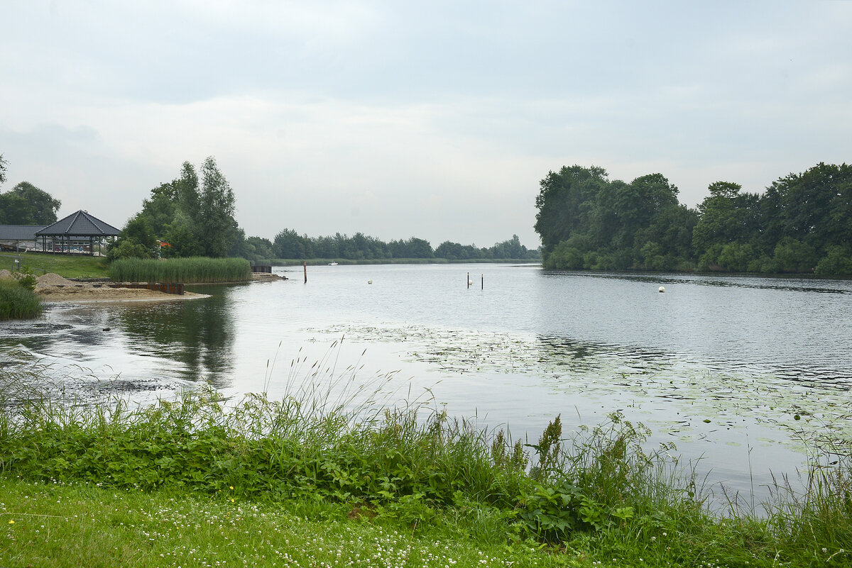 Bei Süderstapel im Landkreis Schleswig-Flensburg beschreibt die Eider eine scharfe Kurve. Aufnahme: 29. Mai 2021.