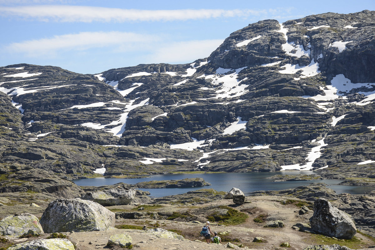 Berge am Wanderweg zu Trolltunga in Norderney. Die Wanderung nach Trolltunga startet in Skjeggedal, führt durch das Hochgebirge, dauert insgesamt 10 – 12 Stunden (28 Kilometer hin und zurück) und hat einen Anstieg von 1000 Höhenmetern. Aufnahme: 8. Juli 2018.