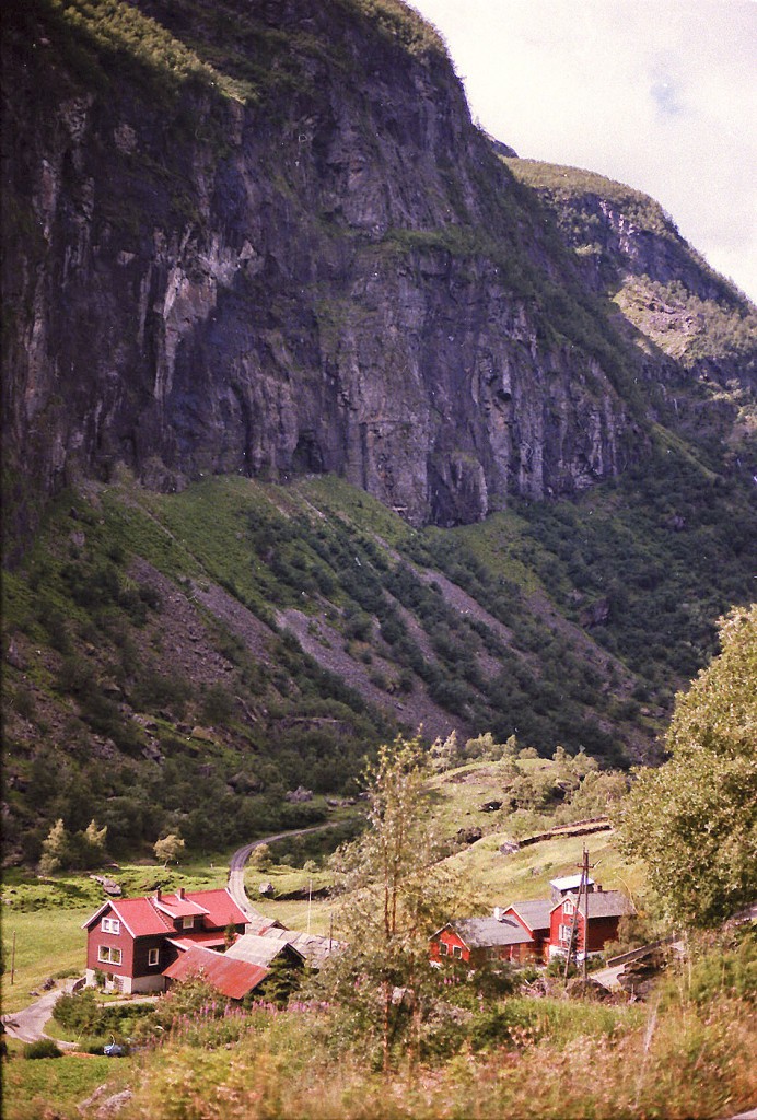 Berge an der Eisenbahn Flåmsbanan in Sogn/Norwegen. Aufnahme: Juli 1985 (digitalisiertes Negativfoto).