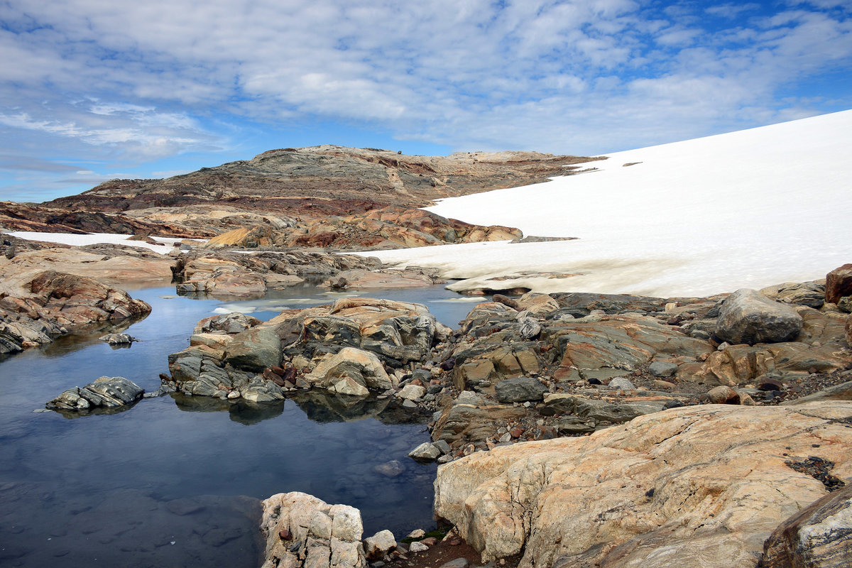 Berglandschaft am Folgefonna Gletscher in der norwegischen Region Hardanger.Der Gletscher liegt in der Hochgebirgsregion der Folgefonnhalbinsel zwischen Sørfjord im Osten, Åkrafjord im Süden und Hardangerfjord im Westen. 
Aufnahme: 6. Juli 2018.