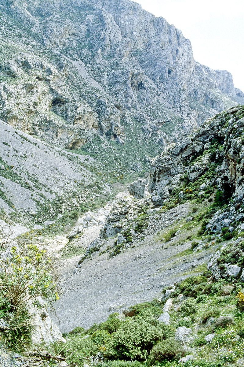 Berglandschaft auf Kreta südlich von Koxare. Bild vom Dia. Aufnahme: April 1999.
